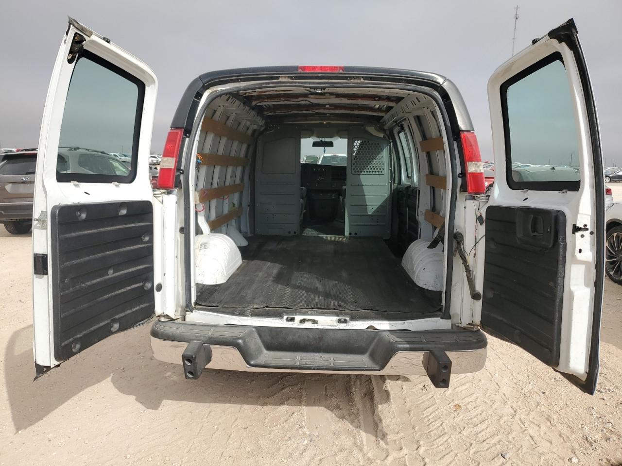 2015 GMC Savana - Image 10