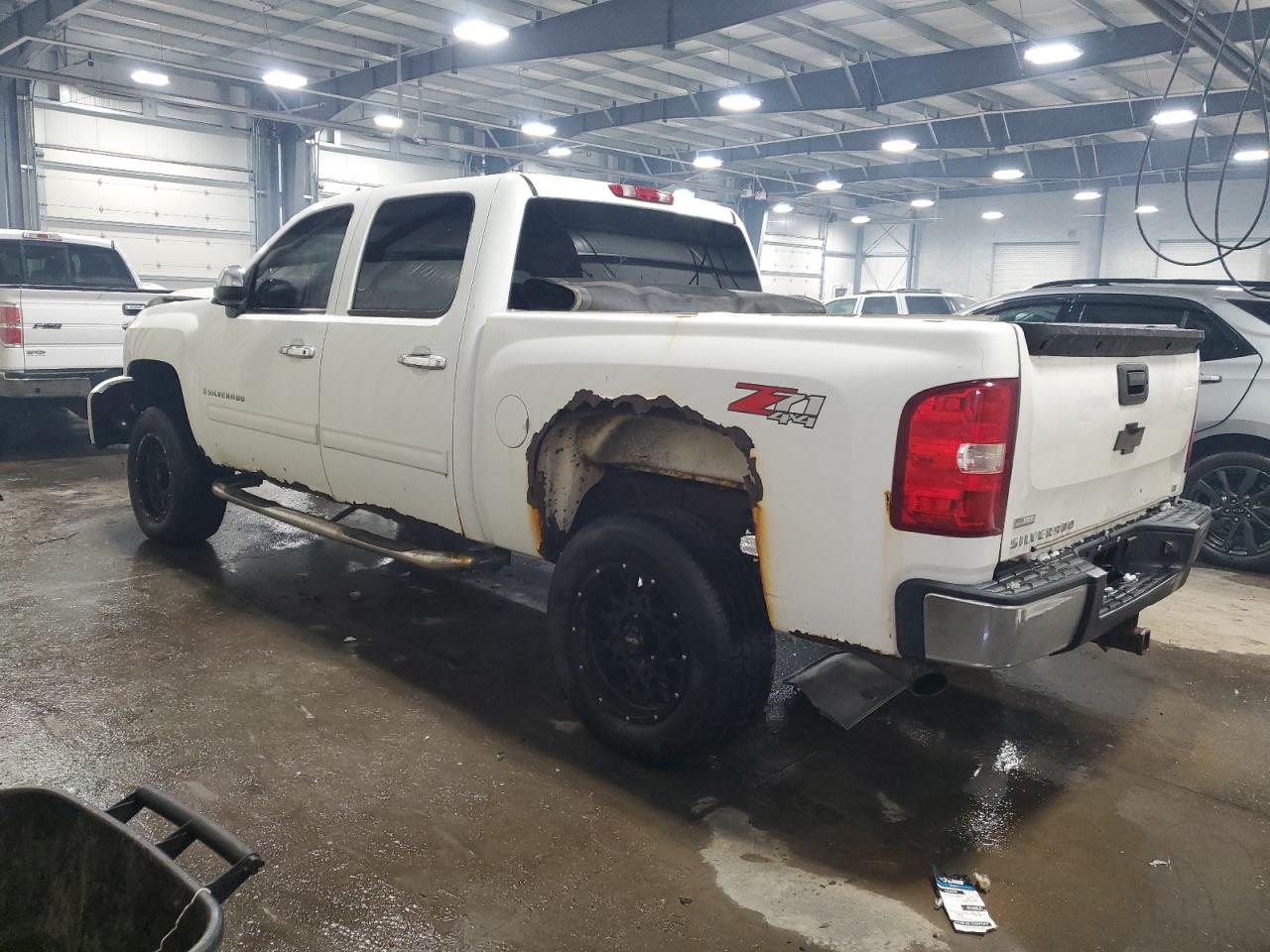 2009 Chevrolet Silverado - Image 2