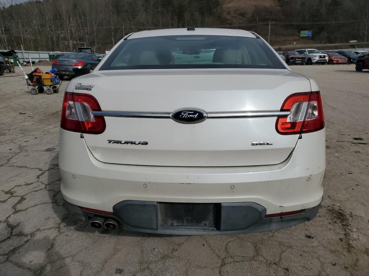 2010 Ford Taurus - Image 6