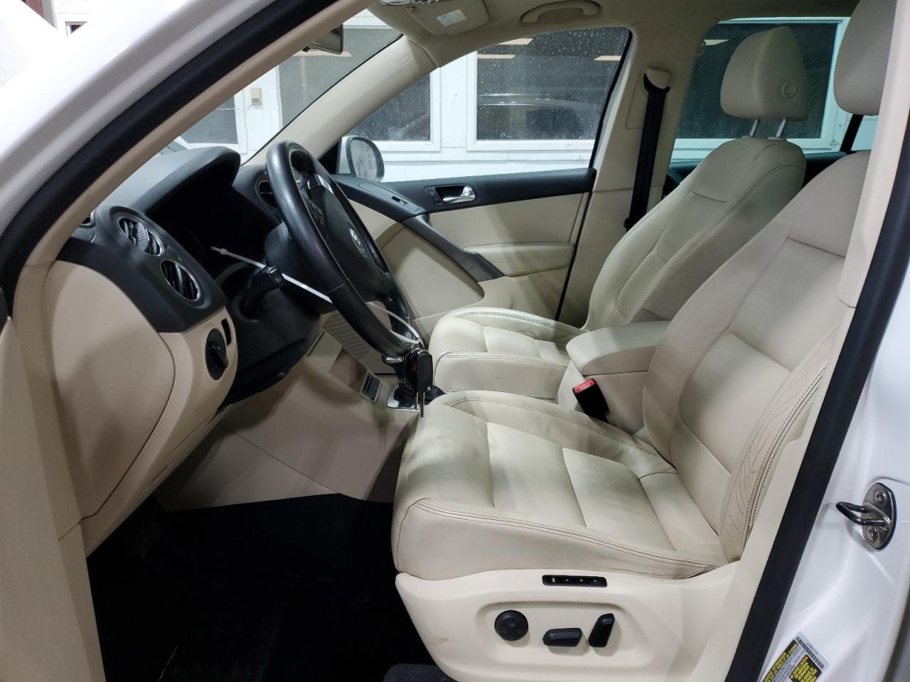 2010 Volkswagen Tiguan - Image 7