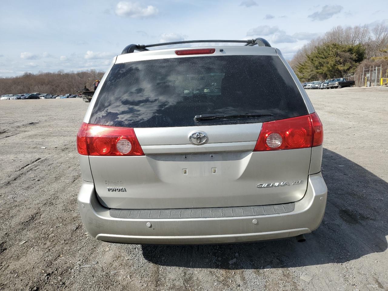 2010 Toyota Sienna - Image 6