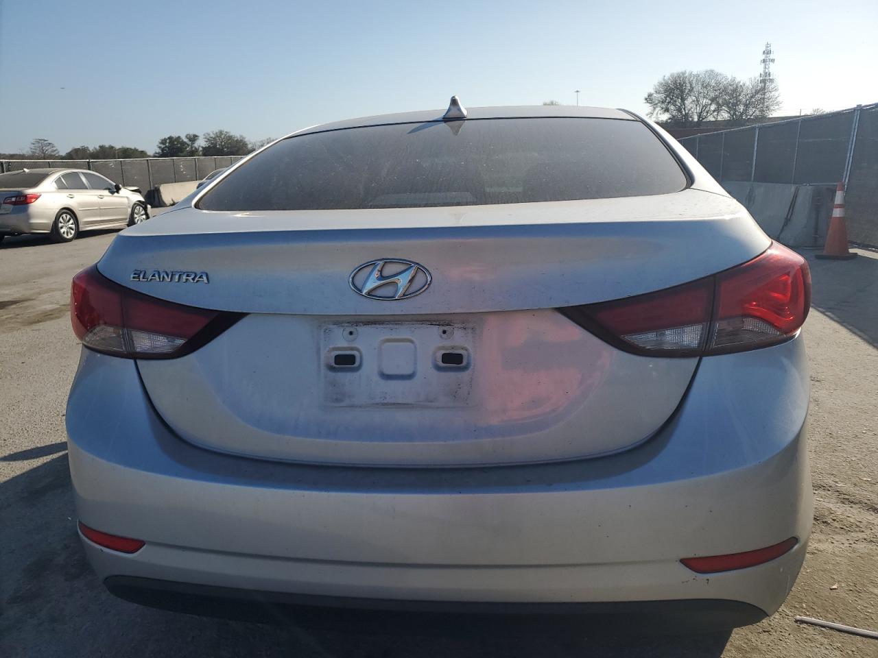 2016 Hyundai Elantra - Image 6