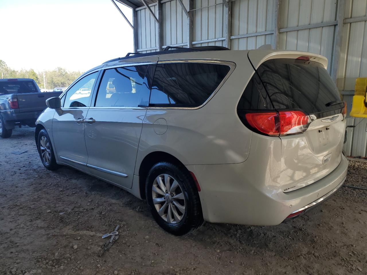 2017 Chrysler Pacifica - Image 2