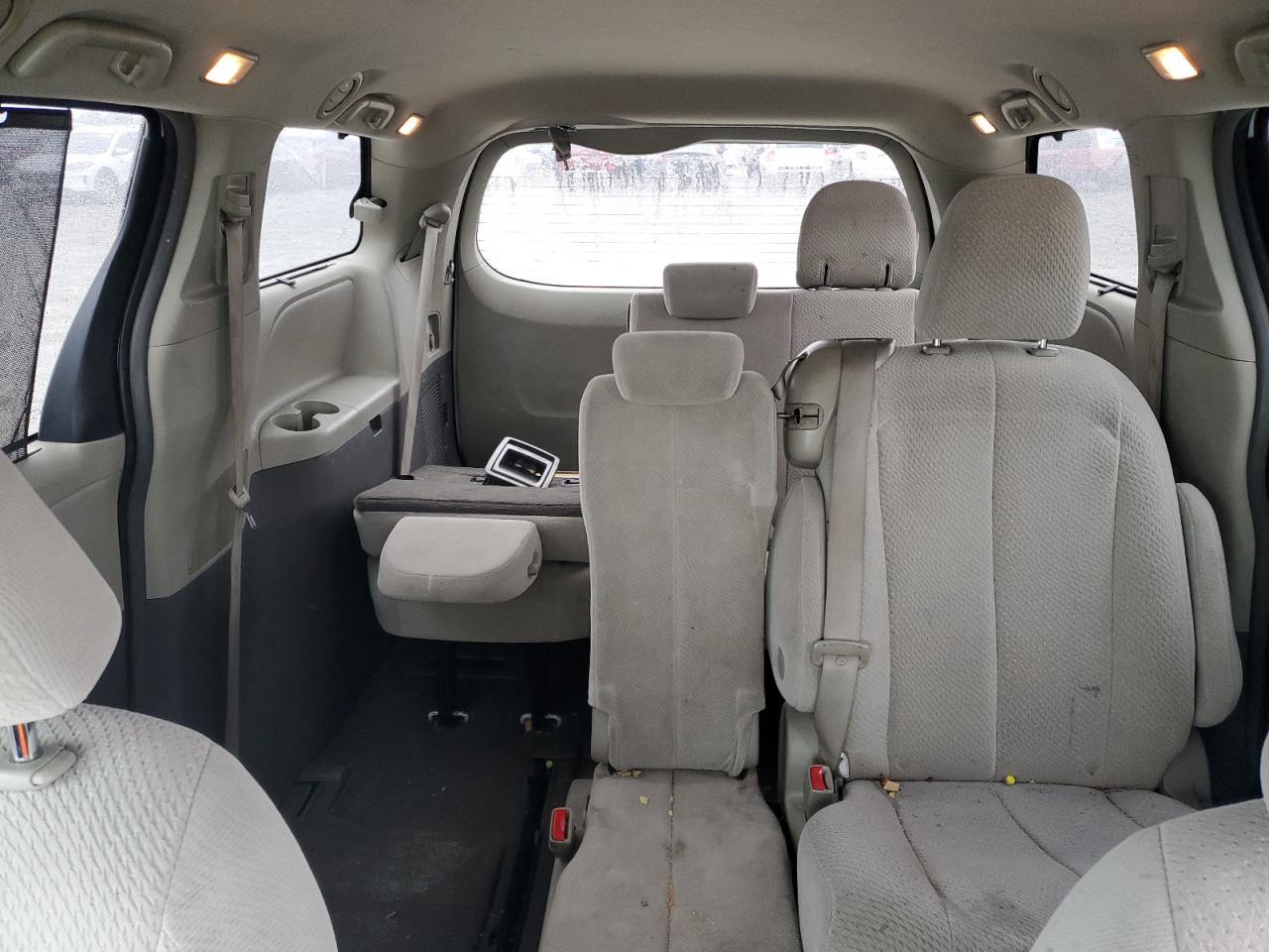 2011 Toyota Sienna - Image 10