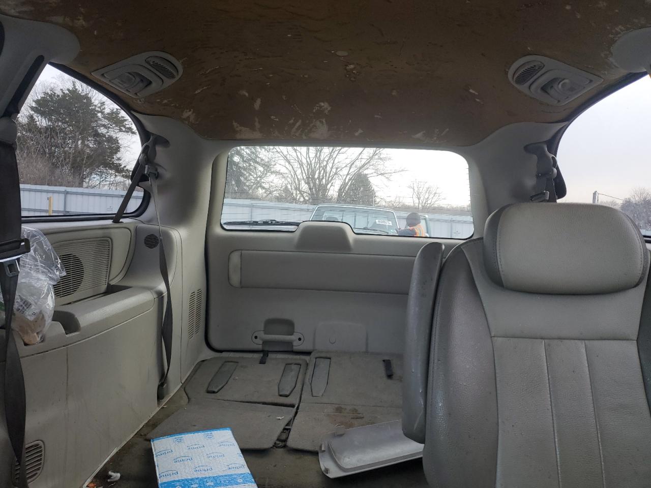 2005 Chrysler Town & Country - Image 10