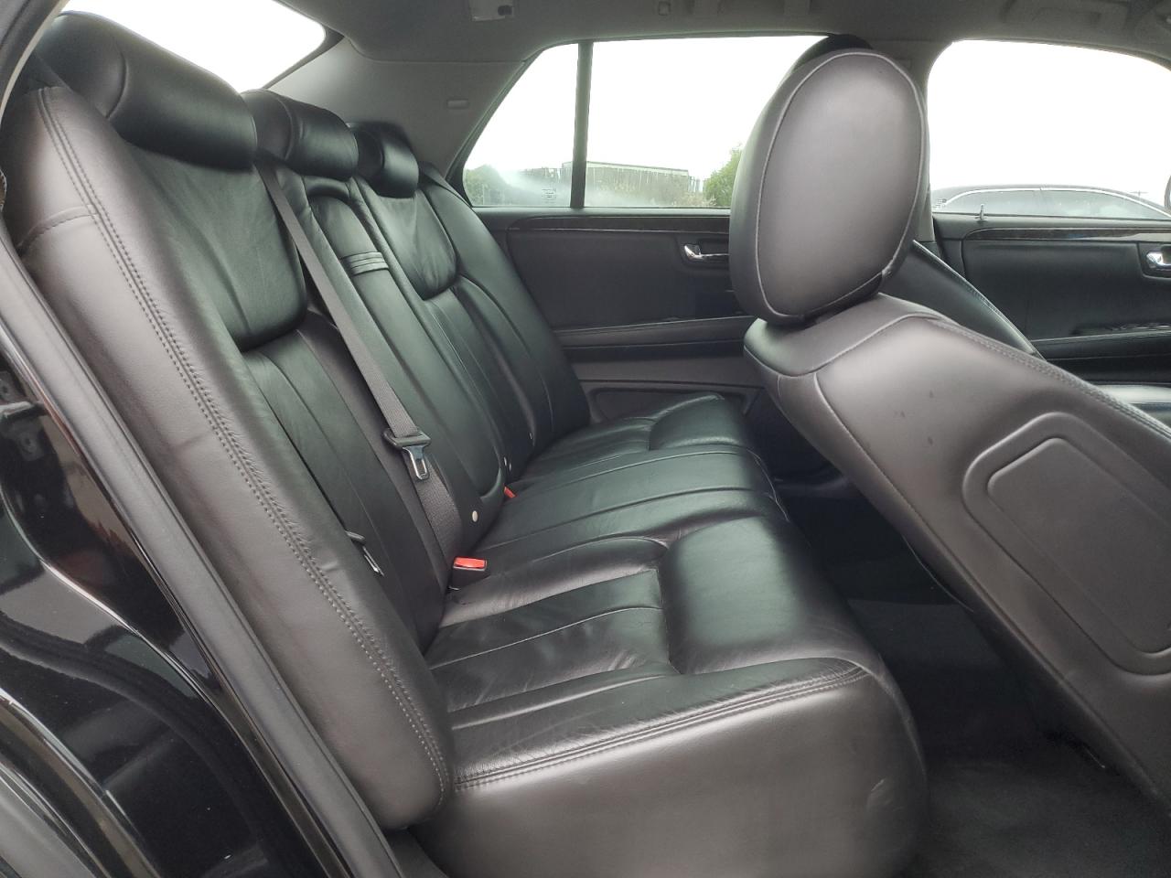 2010 Cadillac DTS - Image 10