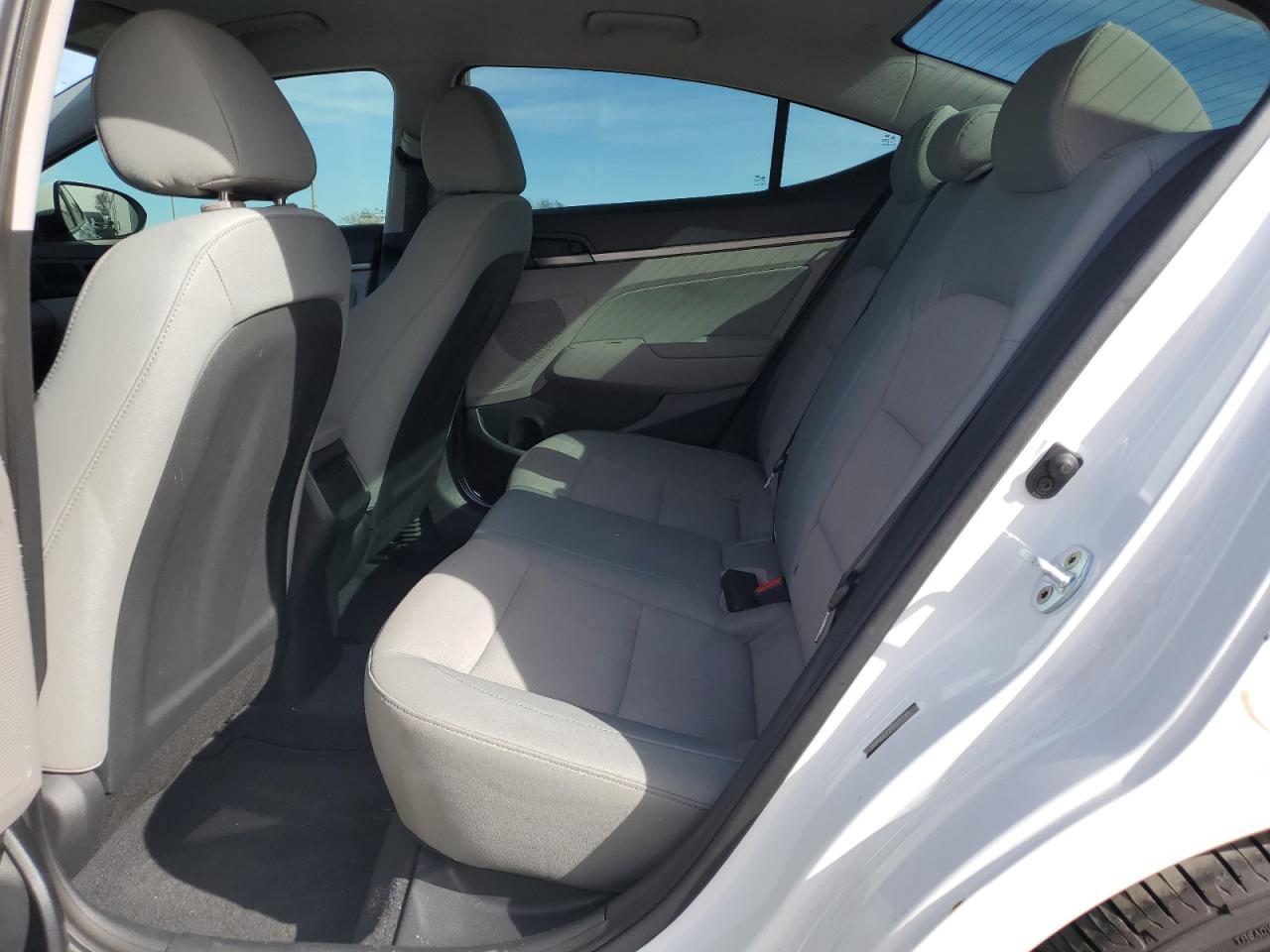 2017 Hyundai Elantra - Image 10