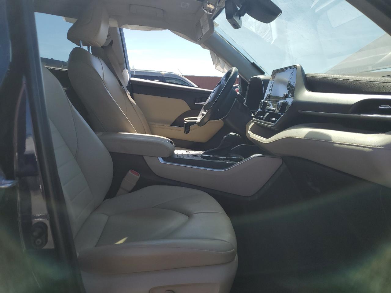 2022 Toyota Highlander - Image 7