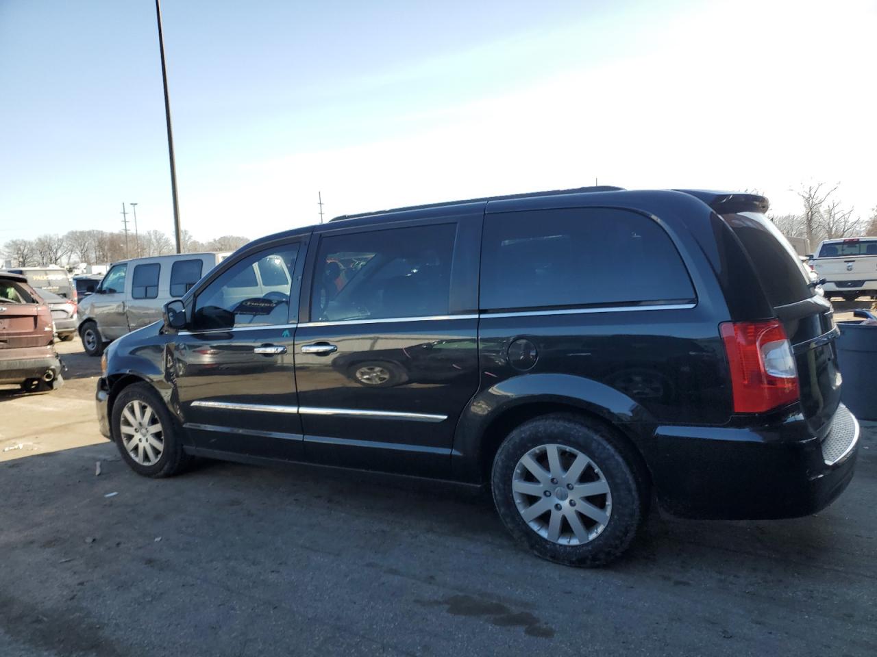 2015 Chrysler Town & Country - Image 2