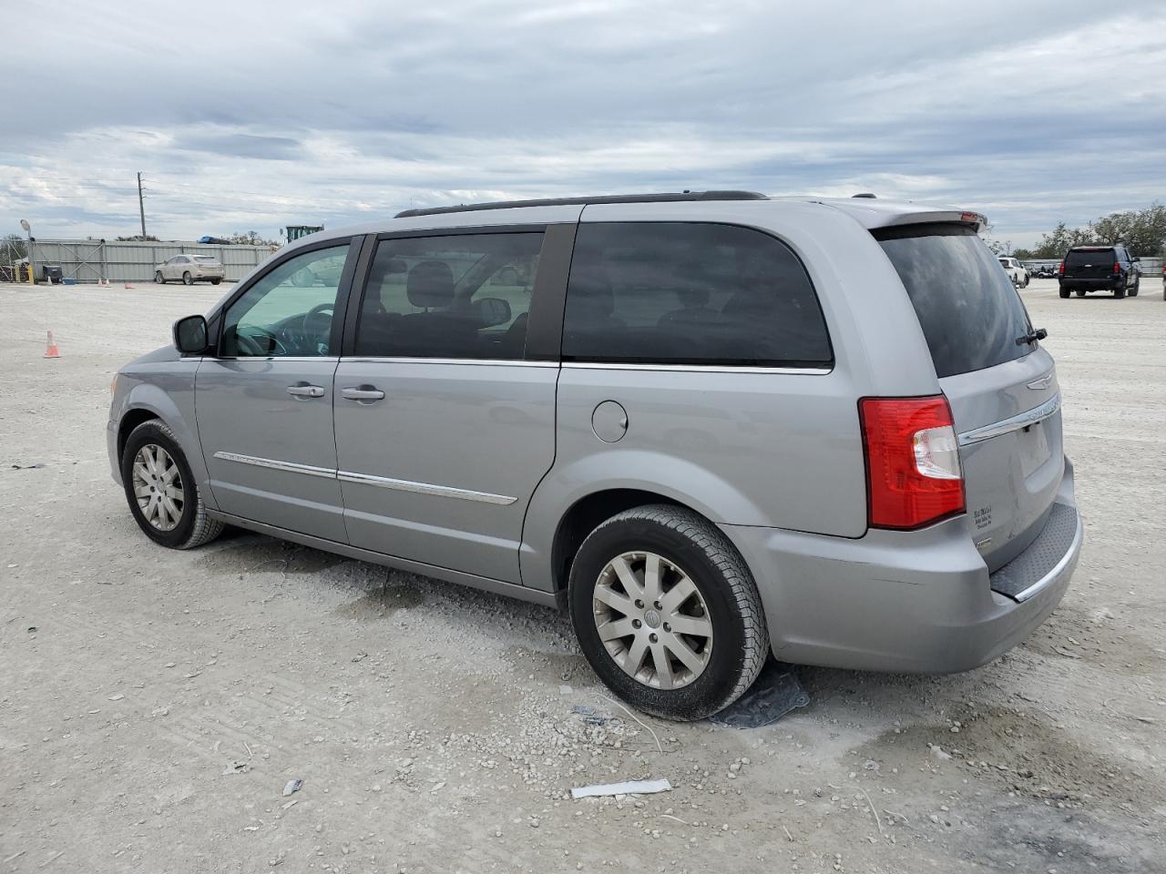 2016 Chrysler Town & Country - Image 2
