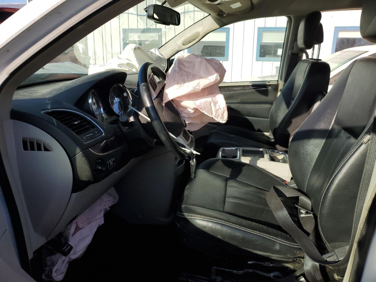 2015 Chrysler Town & Country - Image 7