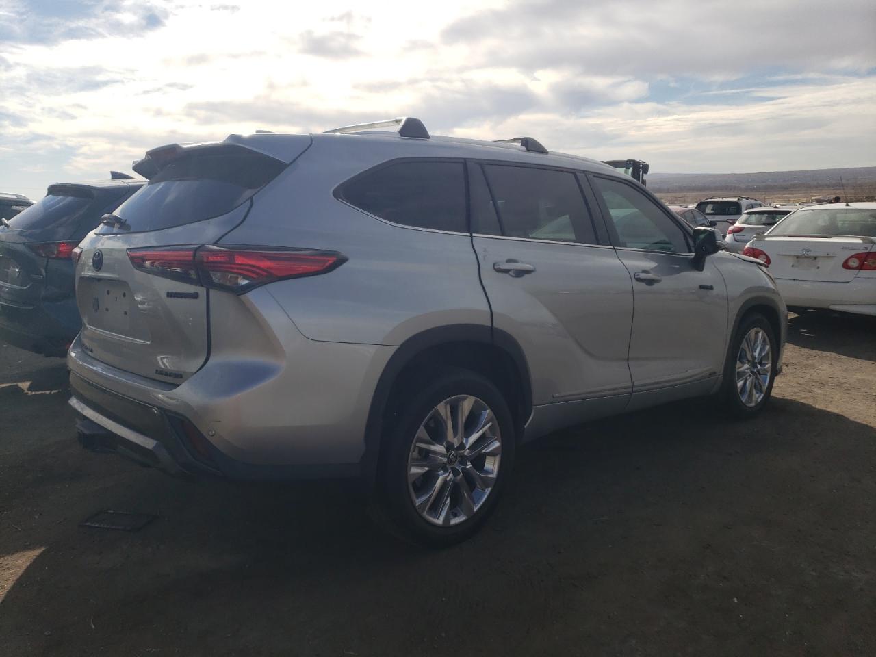 2021 Toyota Highlander - Image 3