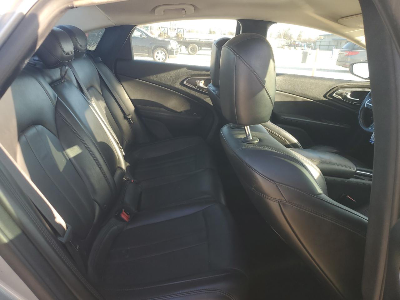 2016 Chrysler 200 - Image 10