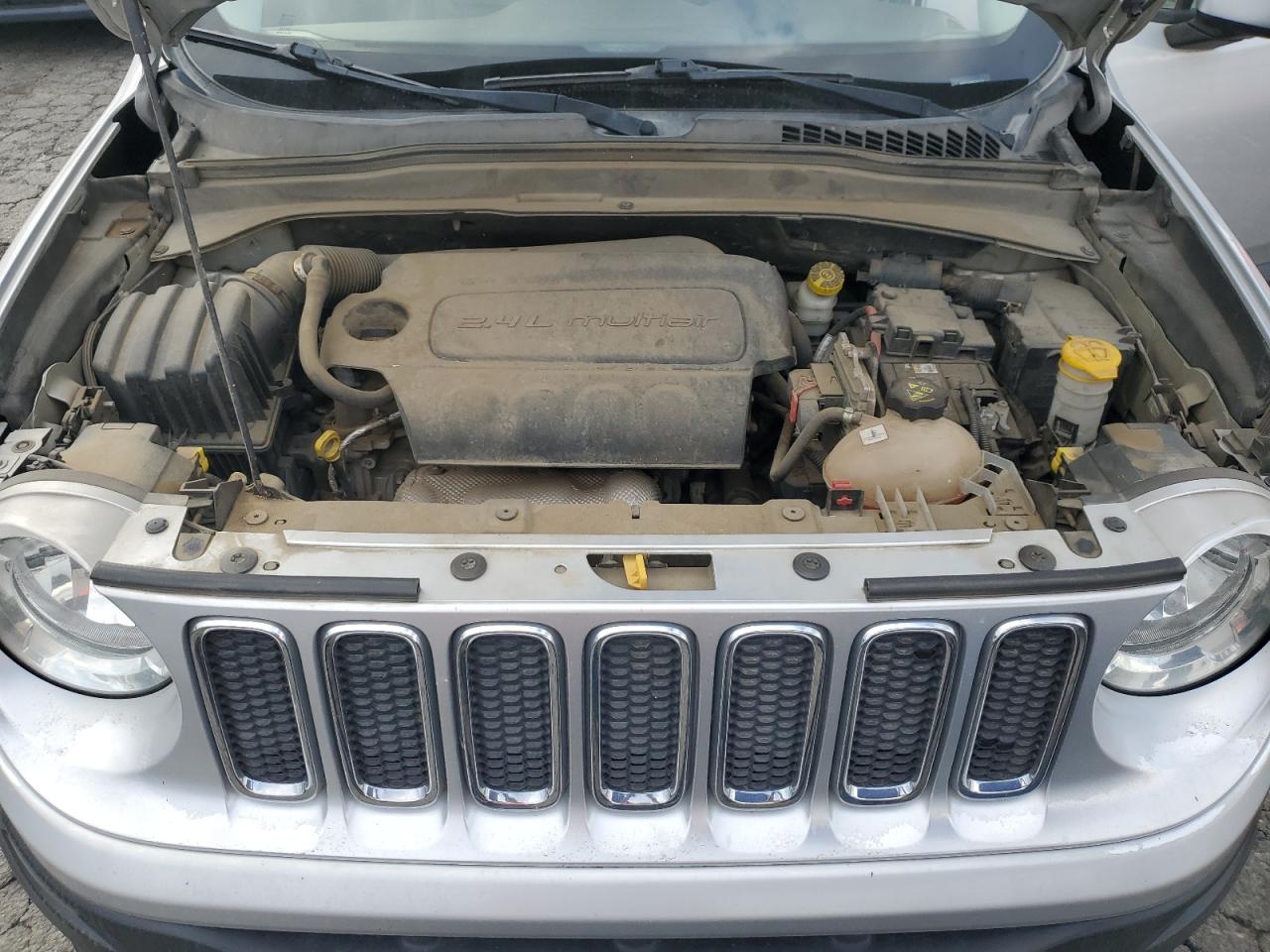 2015 Jeep Renegade - Image 12