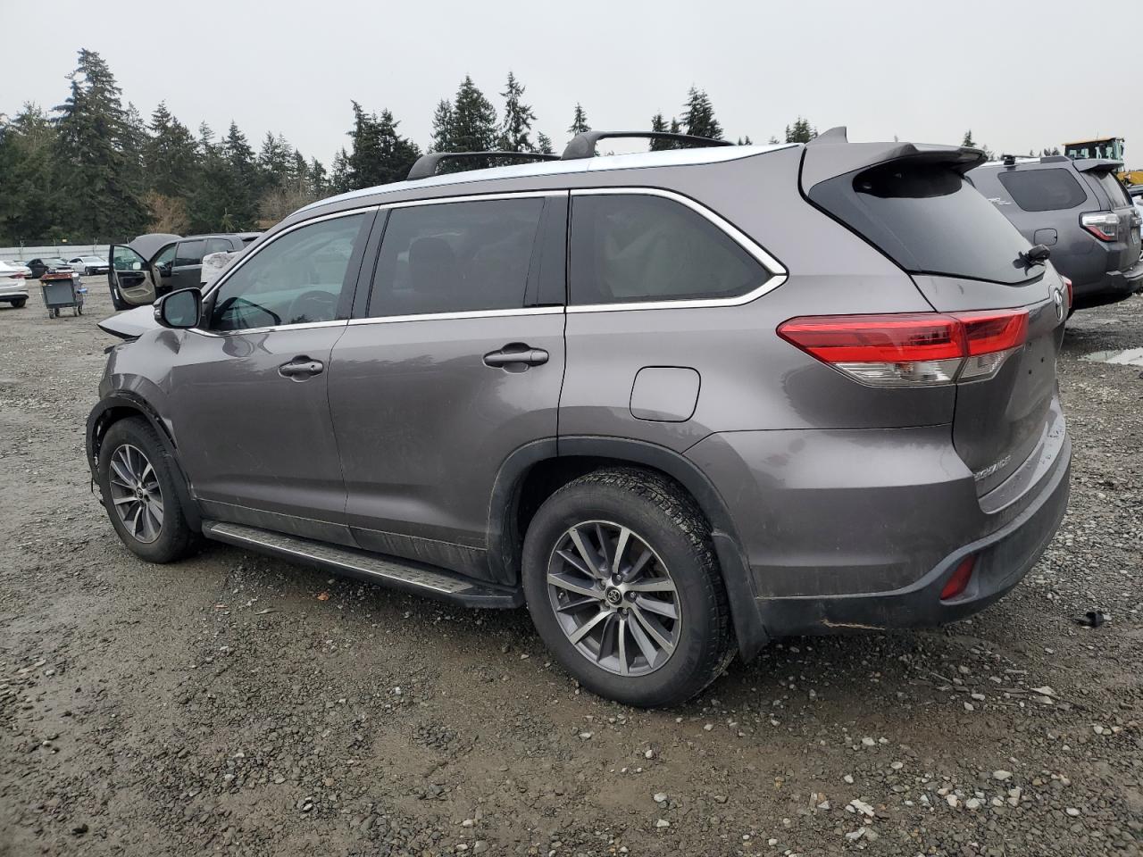 2019 Toyota Highlander - Image 2
