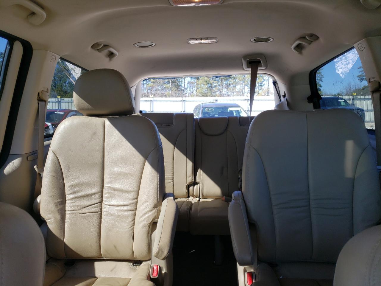 2012 Kia Sedona - Image 10