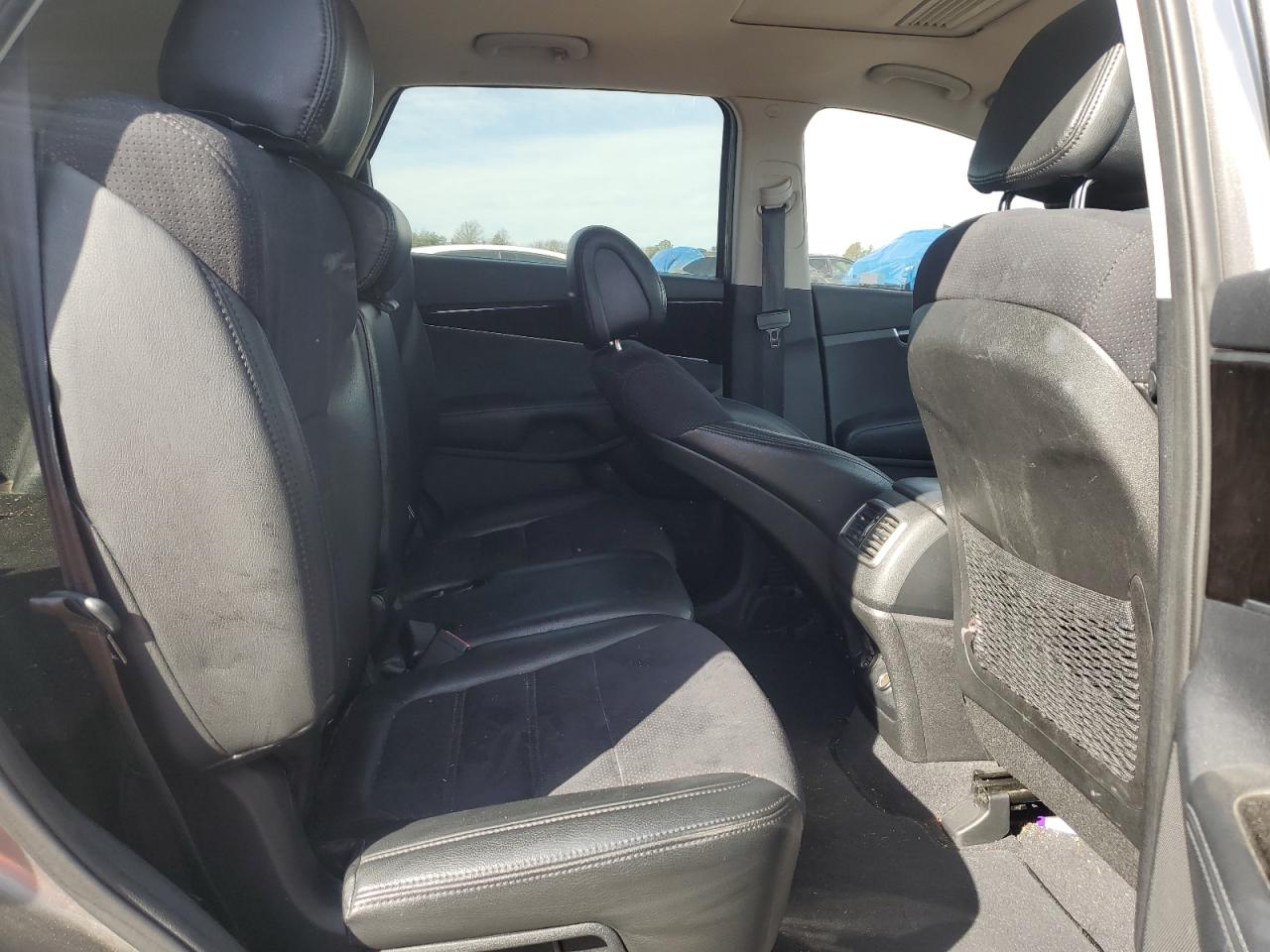 2016 Kia Sorento - Image 11