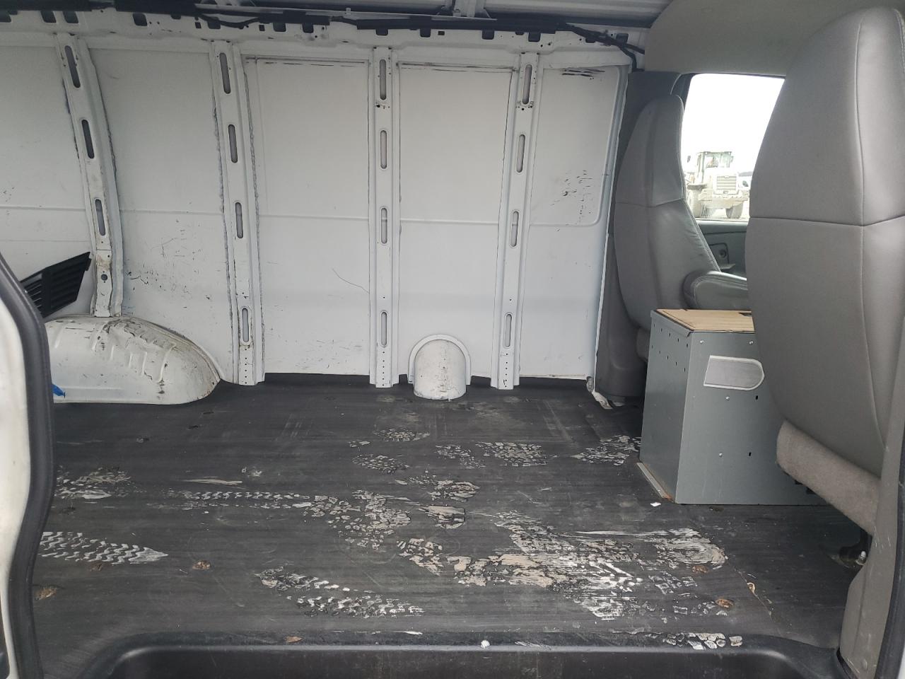 2006 Chevrolet Express - Image 11