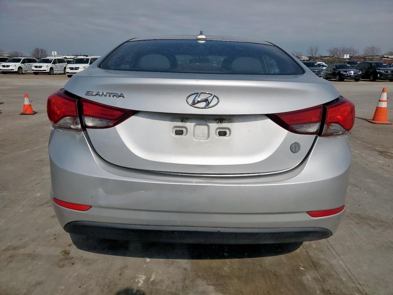 2016 Hyundai Elantra - Image 6