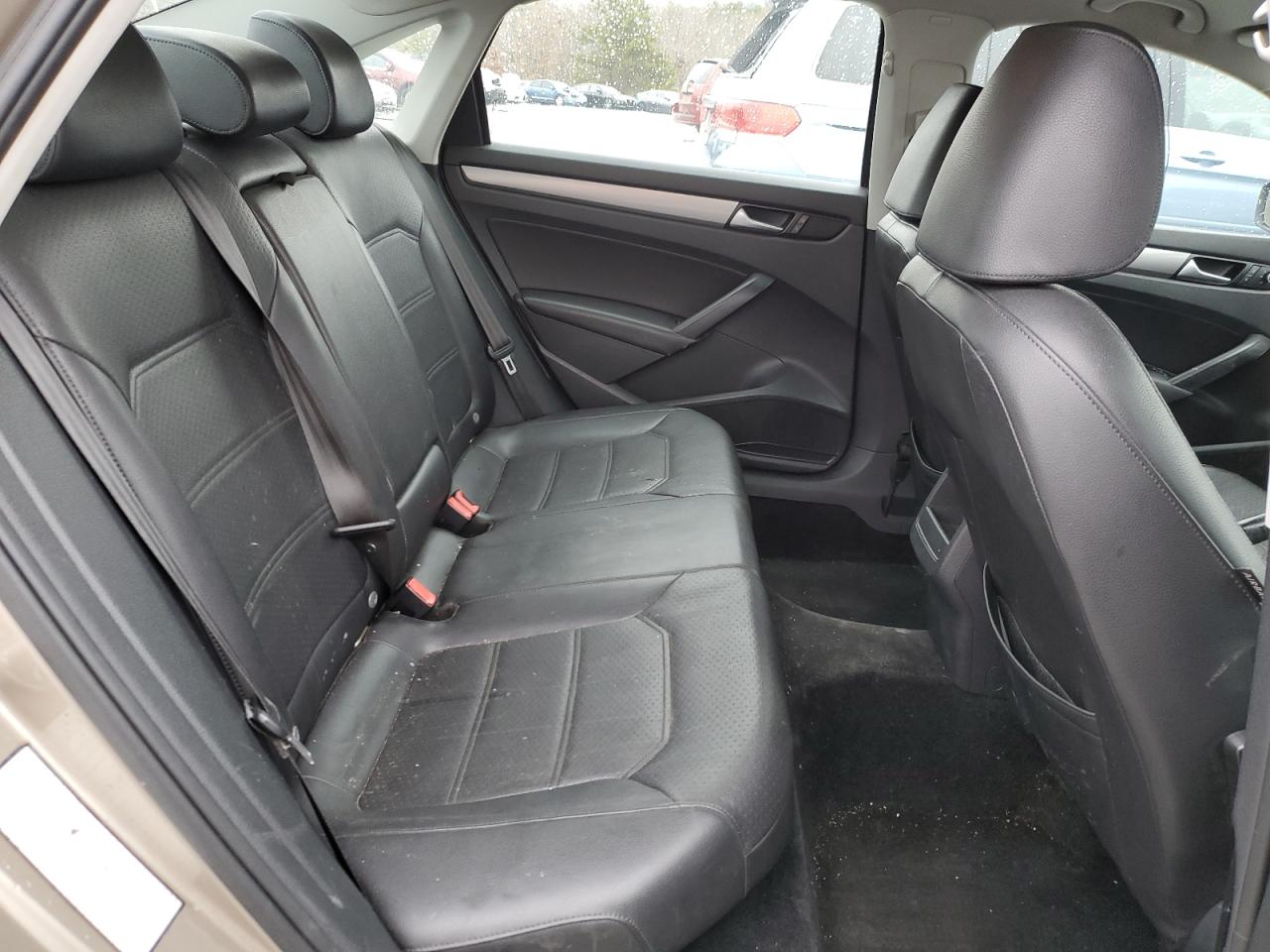 2015 Volkswagen Passat - Image 10
