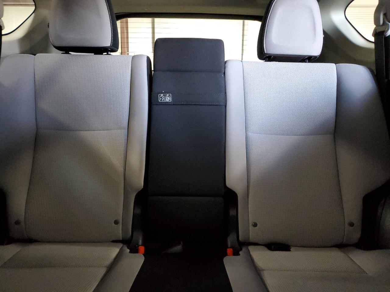 2017 Toyota RAV 4 - Image 10