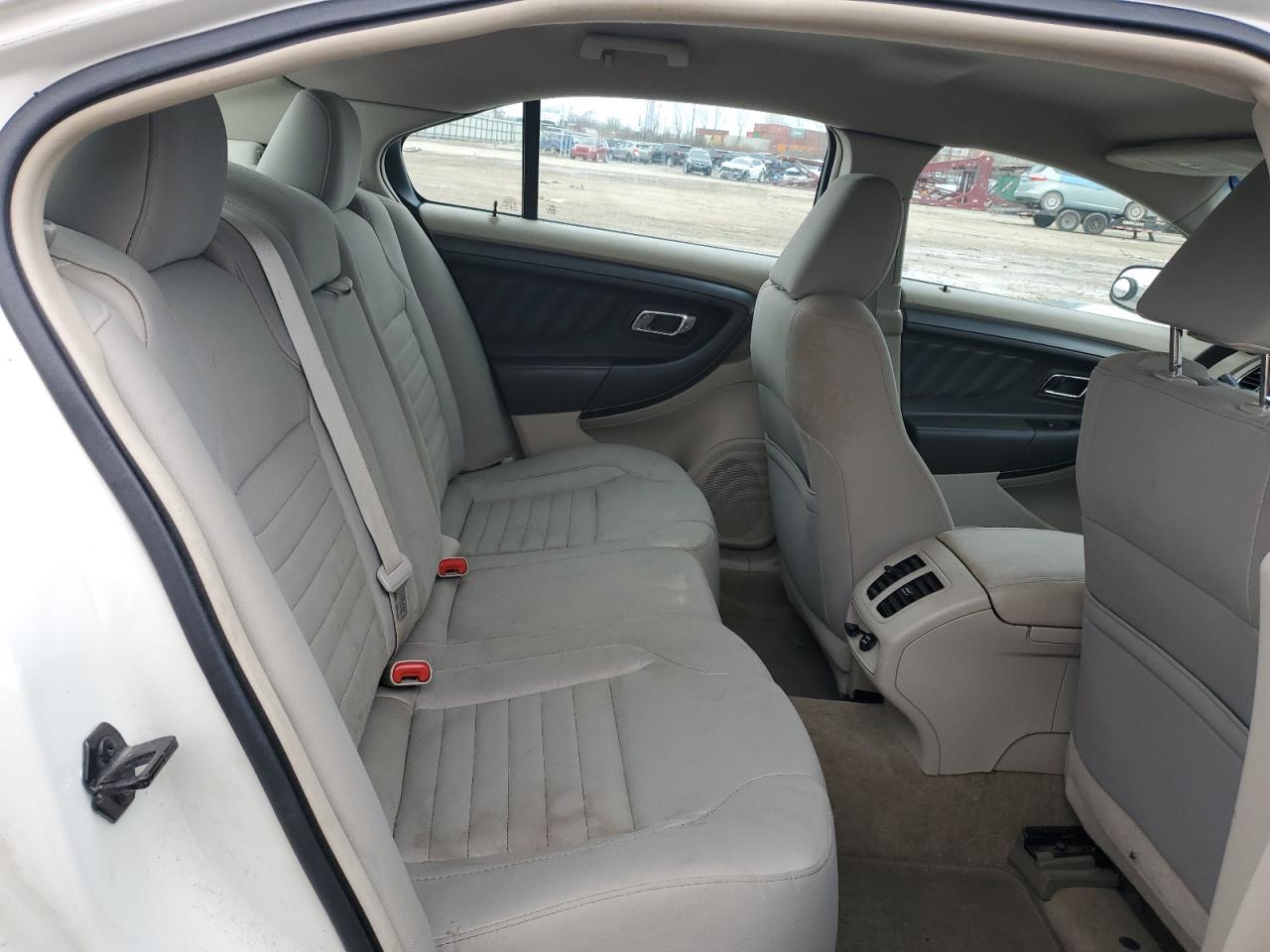2011 Ford Taurus - Image 10