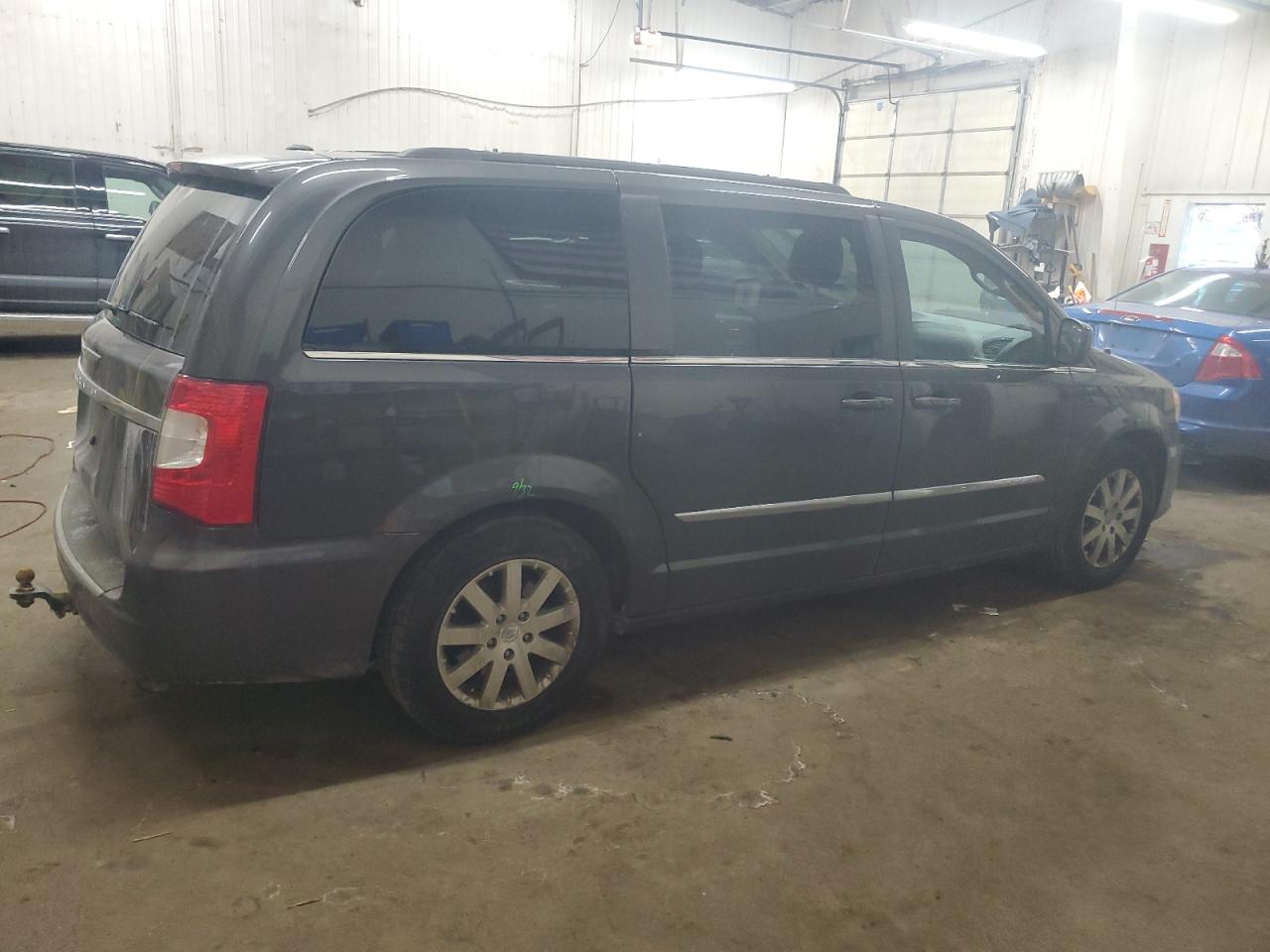 2016 Chrysler Town & Country - Image 3