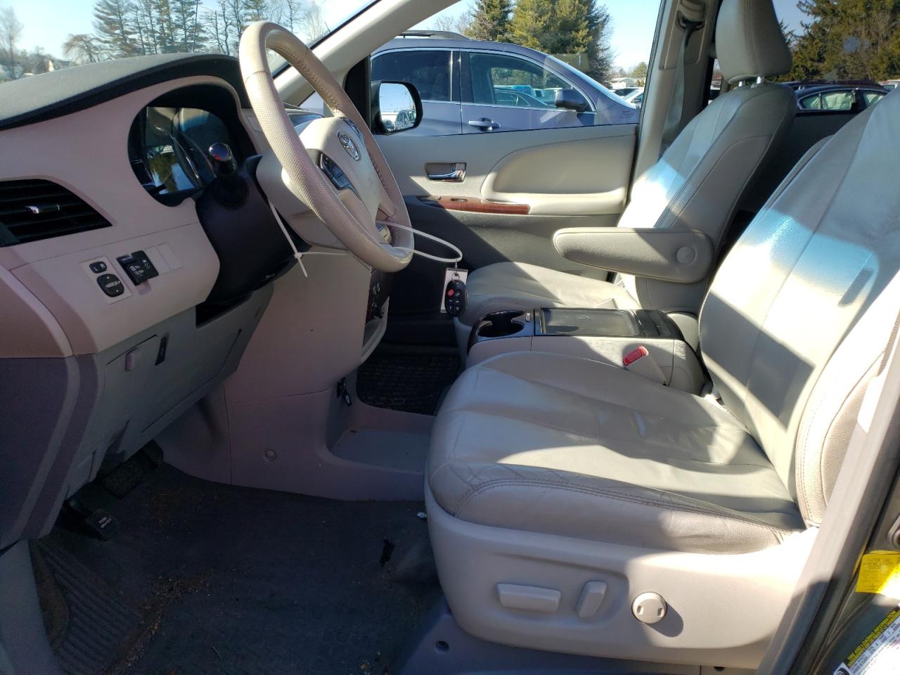 2012 Toyota Sienna - Image 7