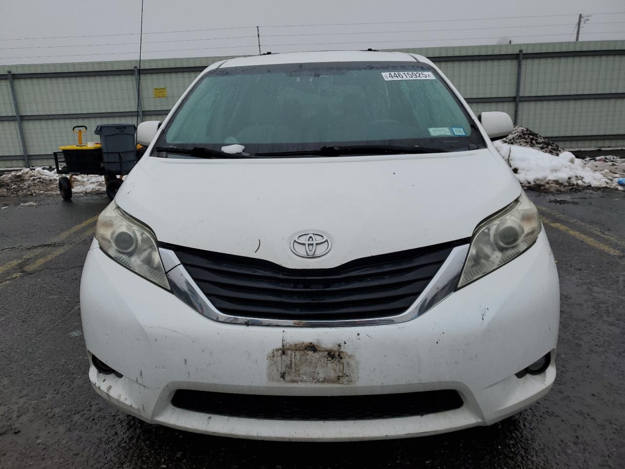 2011 Toyota Sienna - Image 5