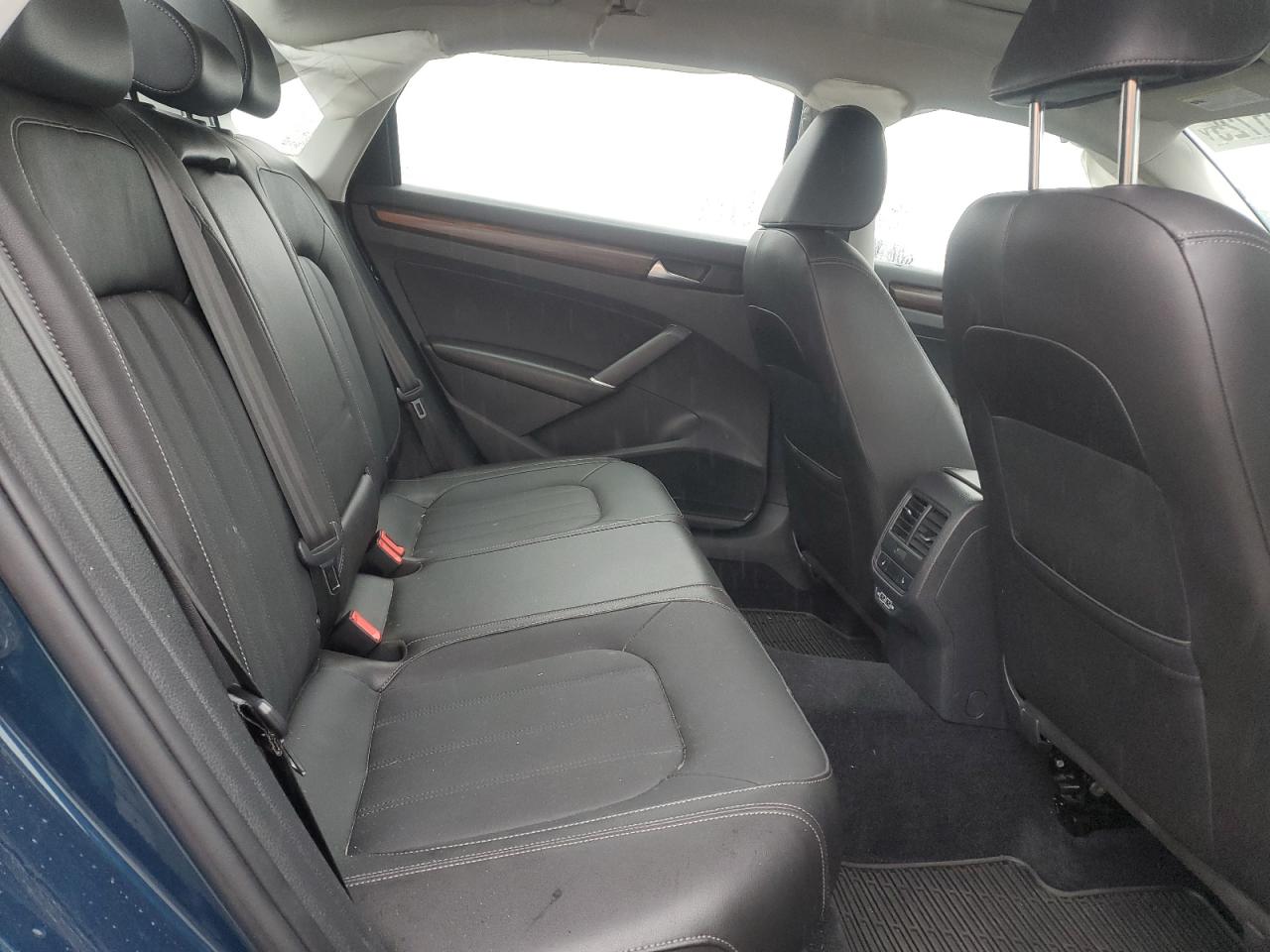 2020 Volkswagen Passat - Image 10