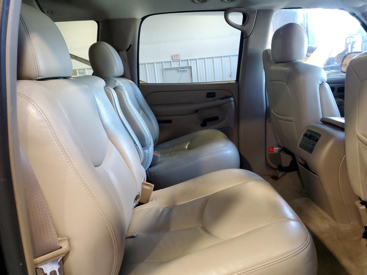 2004 Chevrolet Suburban - Image 11
