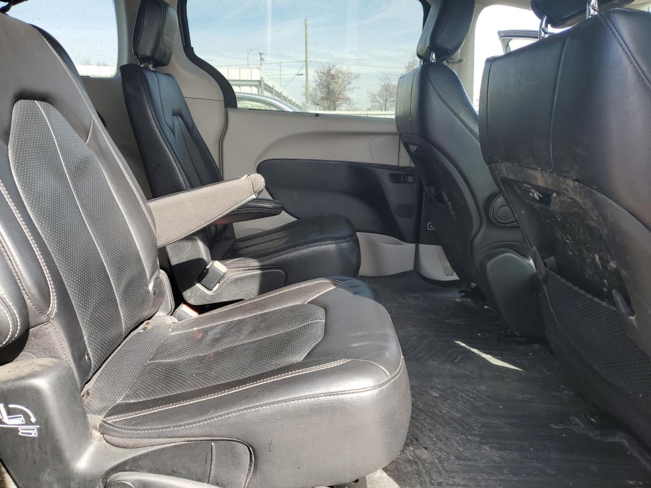 2022 Chrysler Pacifica - Image 11