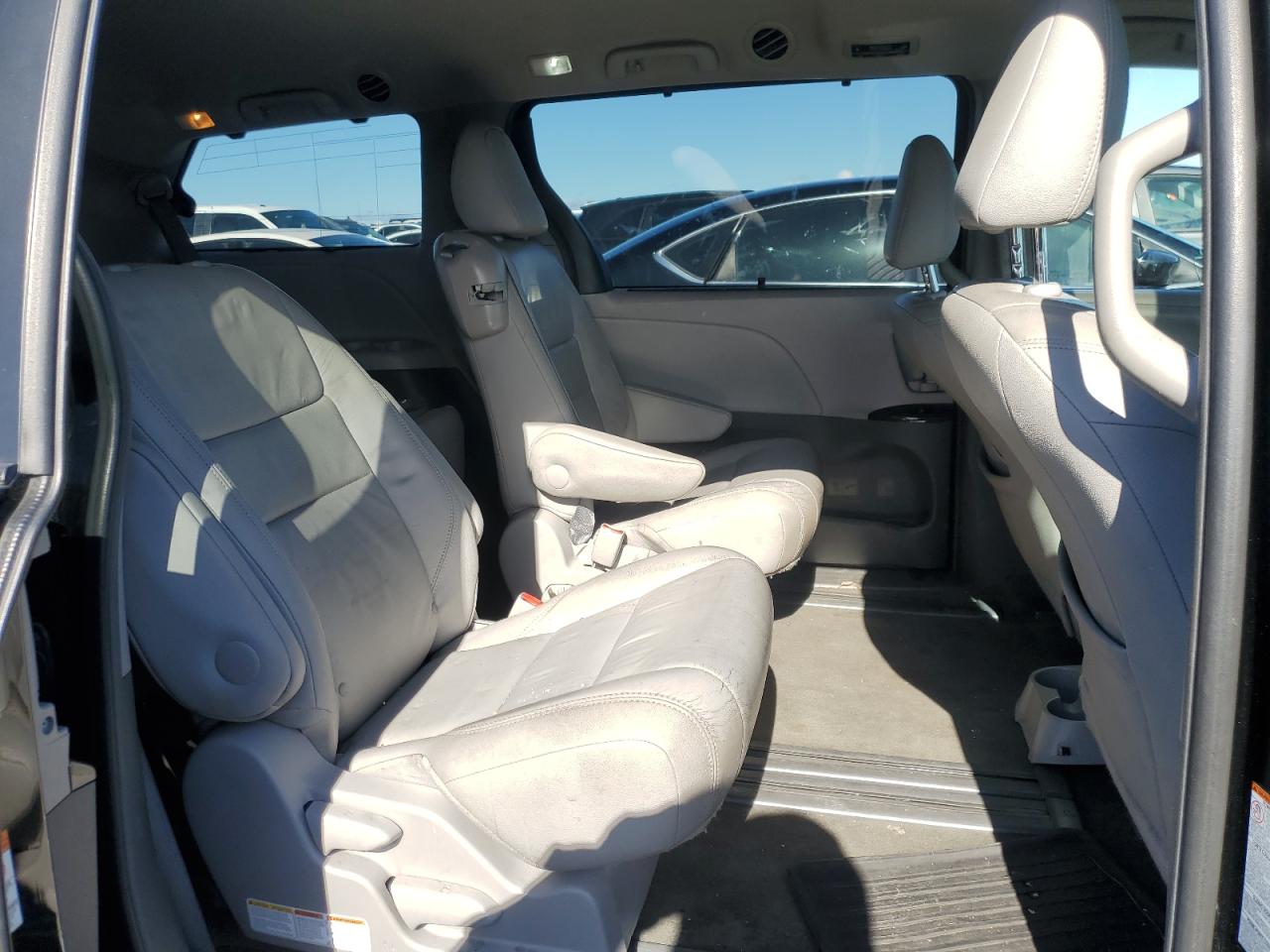 2016 Toyota Sienna - Image 11