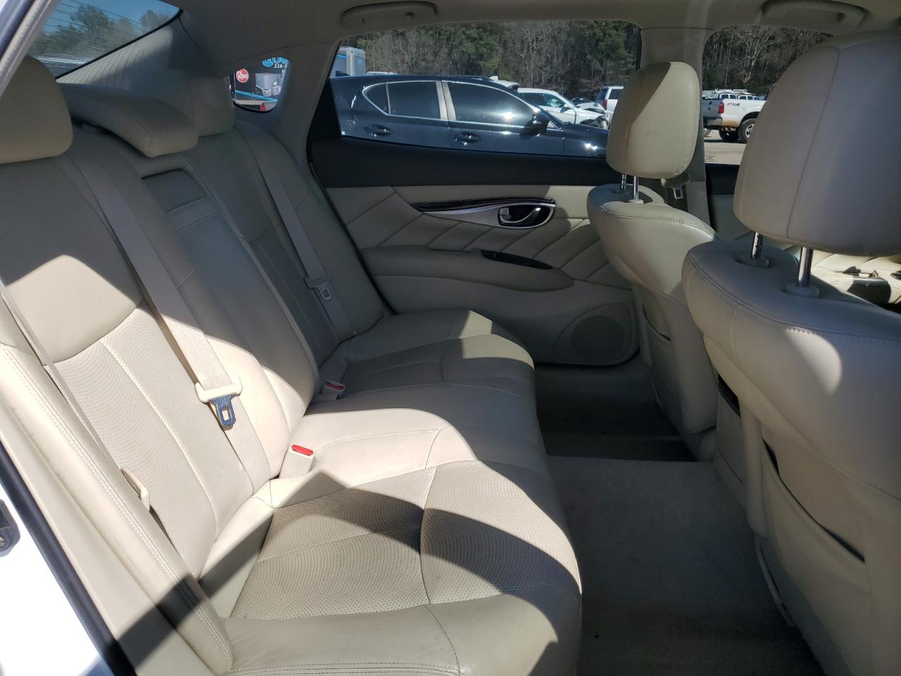 2015 Infiniti Q70 - Image 10