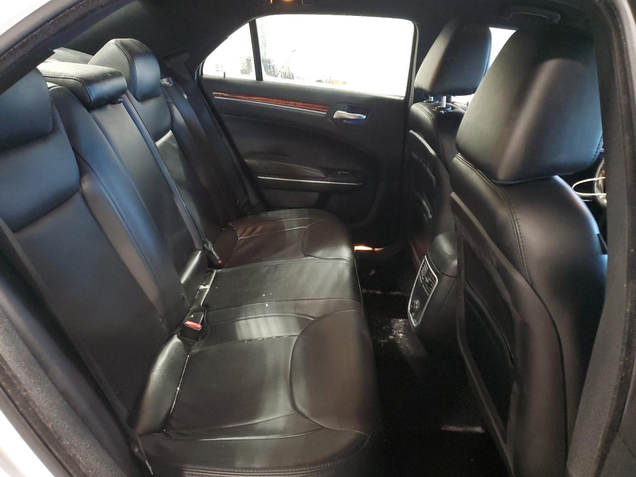 2014 Chrysler 300 - Image 11