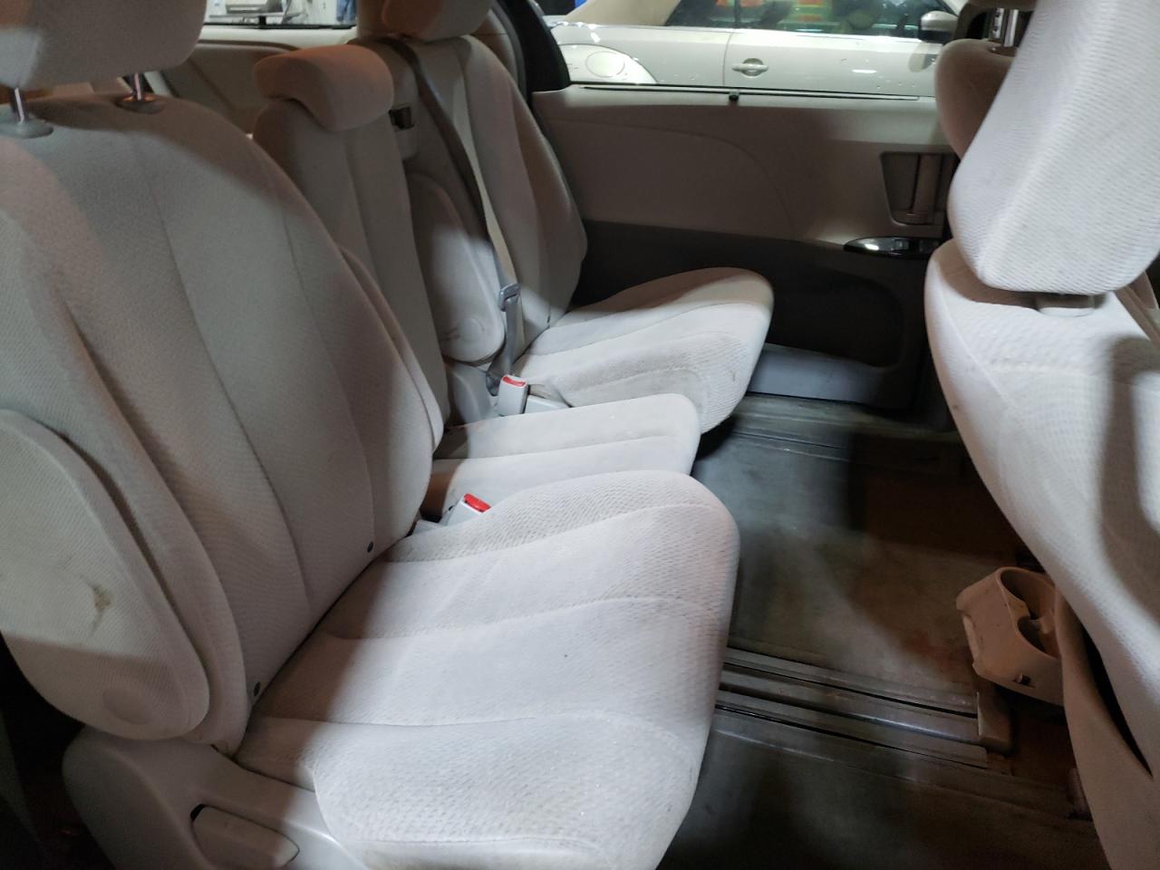 2013 Toyota Sienna - Image 11