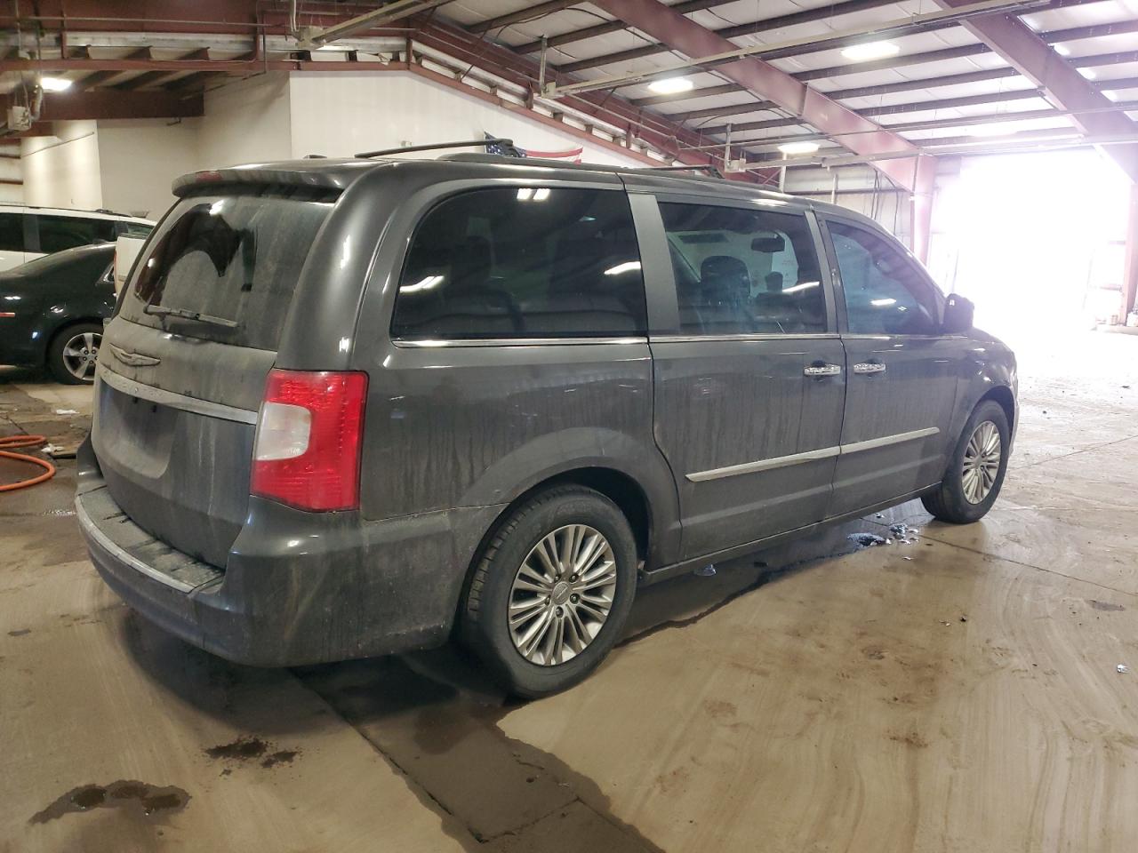 2015 Chrysler Town & Country - Image 3