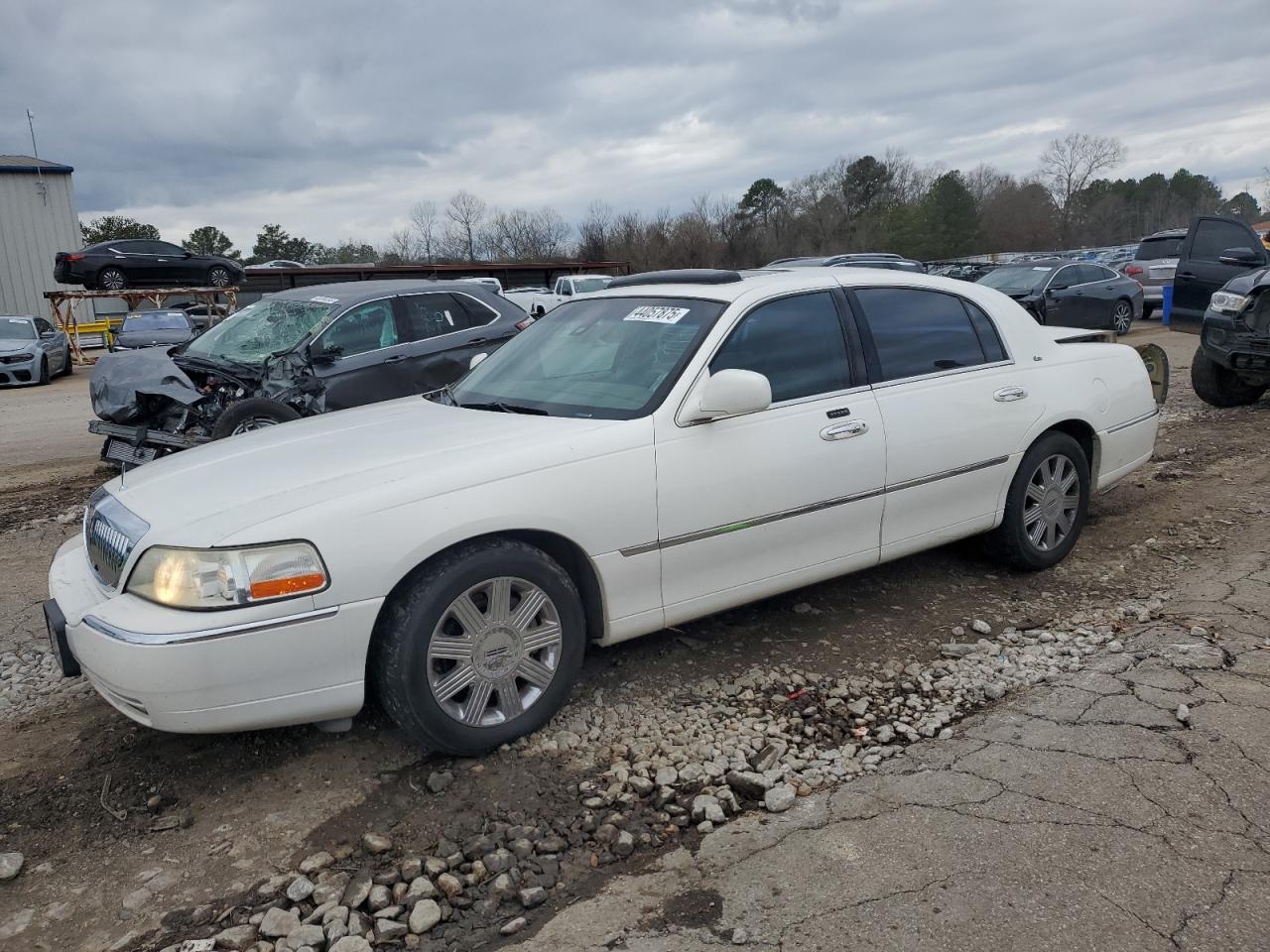 2003 Lincoln Town Car - Image 1