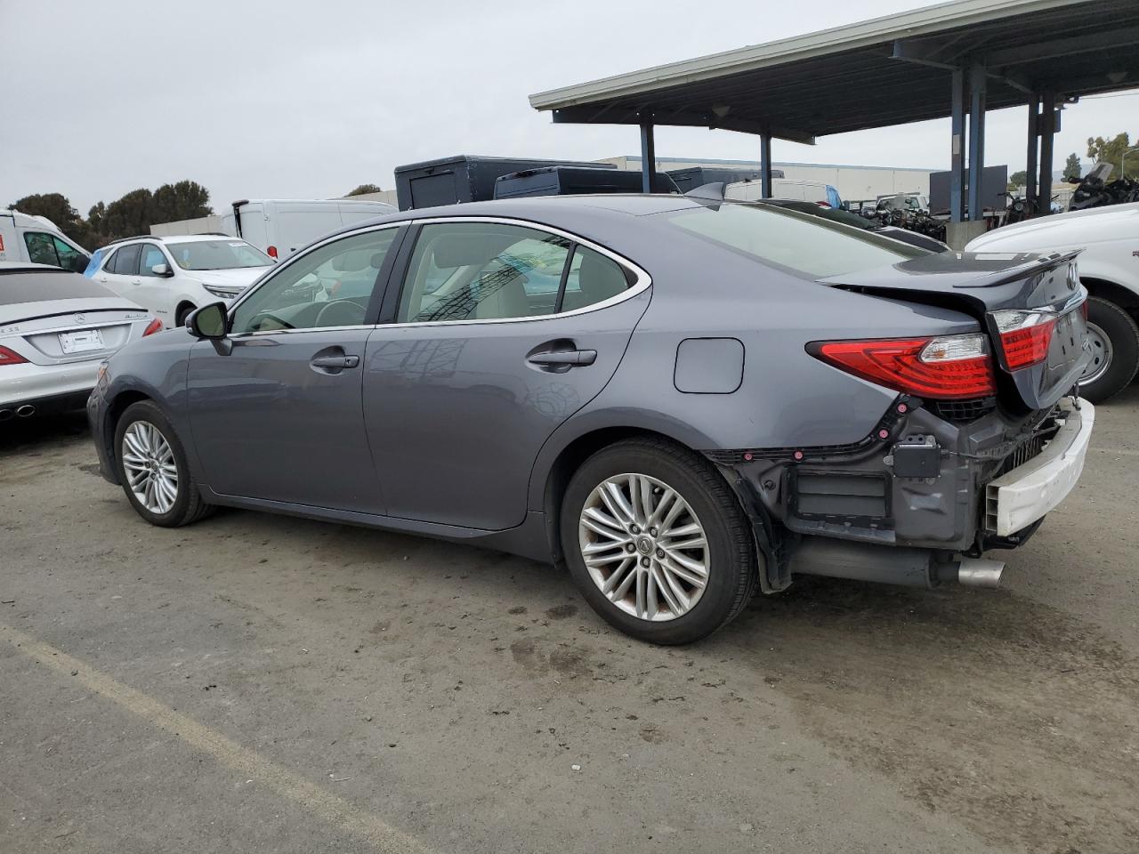 2015 Lexus ES - Image 2
