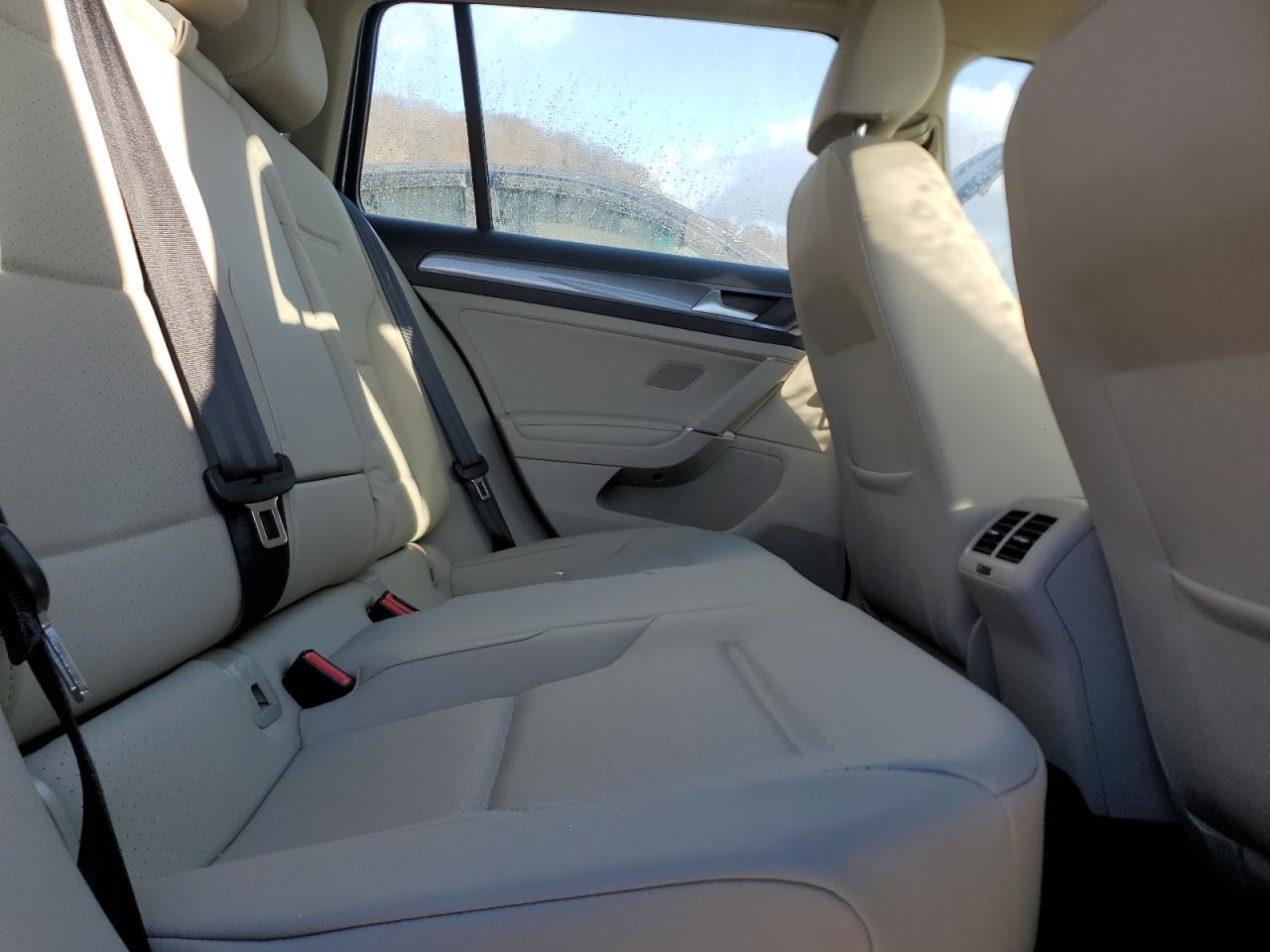 2018 Volkswagen Golf - Image 10