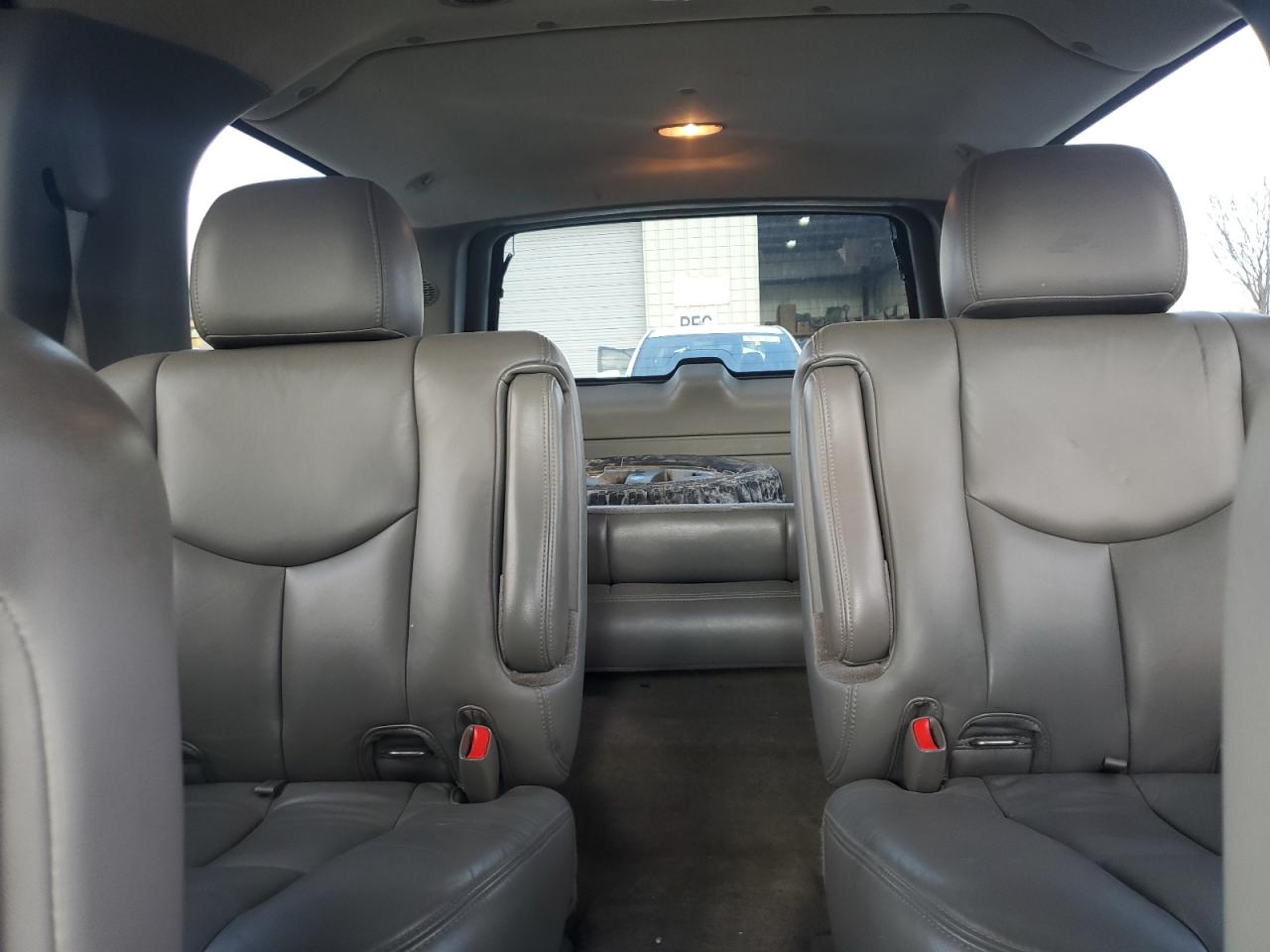 2006 Chevrolet Suburban - Image 10