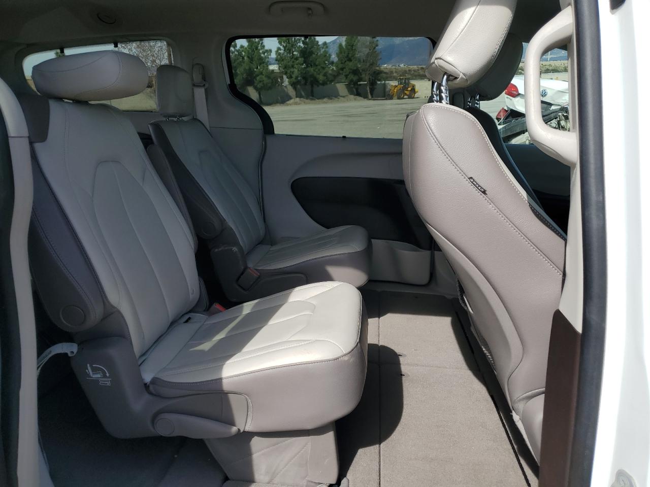 2017 Chrysler Pacifica - Image 10