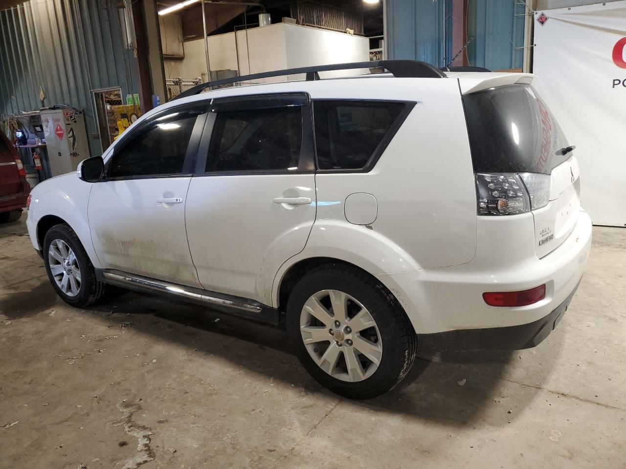 2010 Mitsubishi Outlander - Image 2