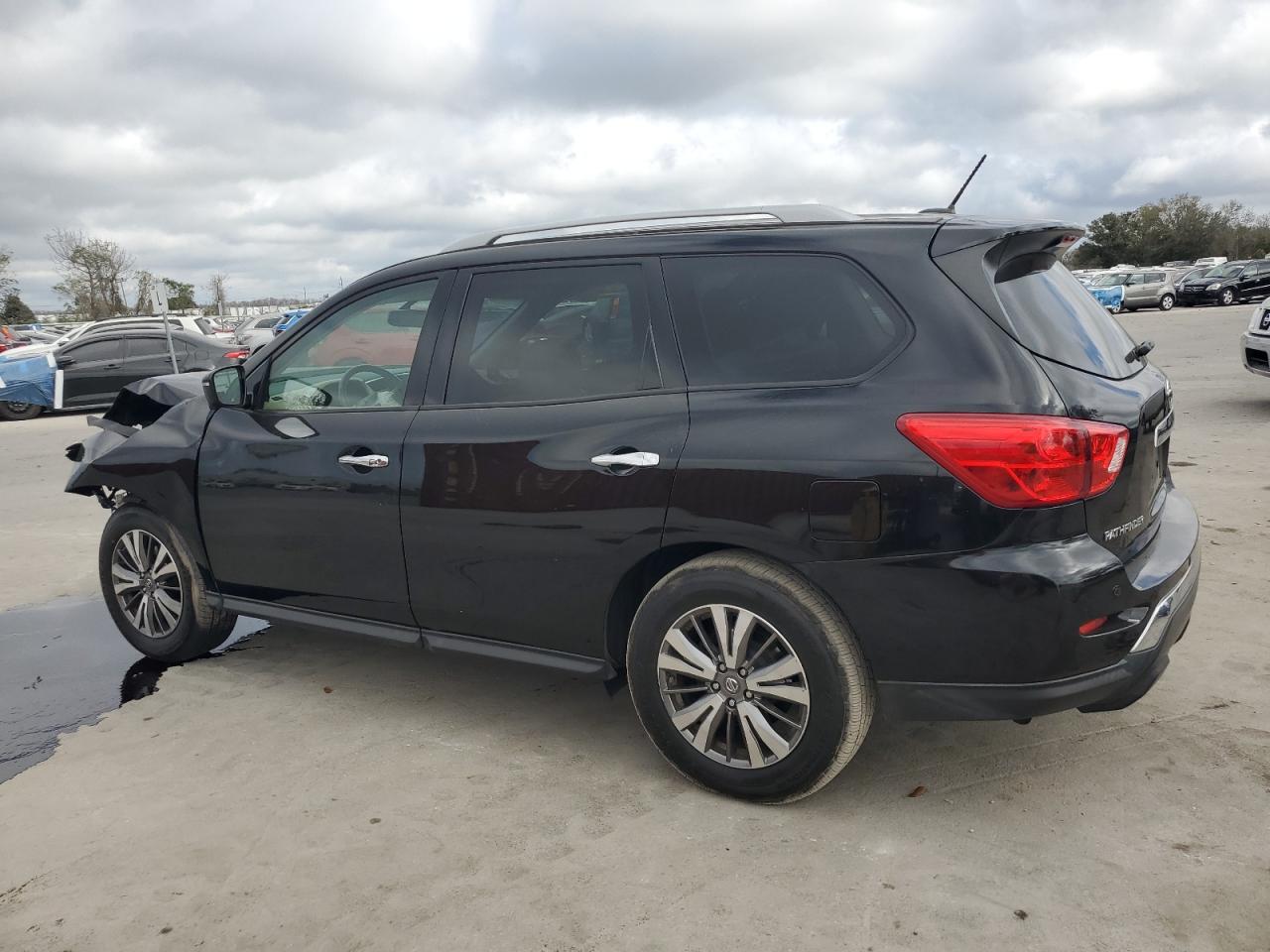 2018 Nissan Pathfinder - Image 2