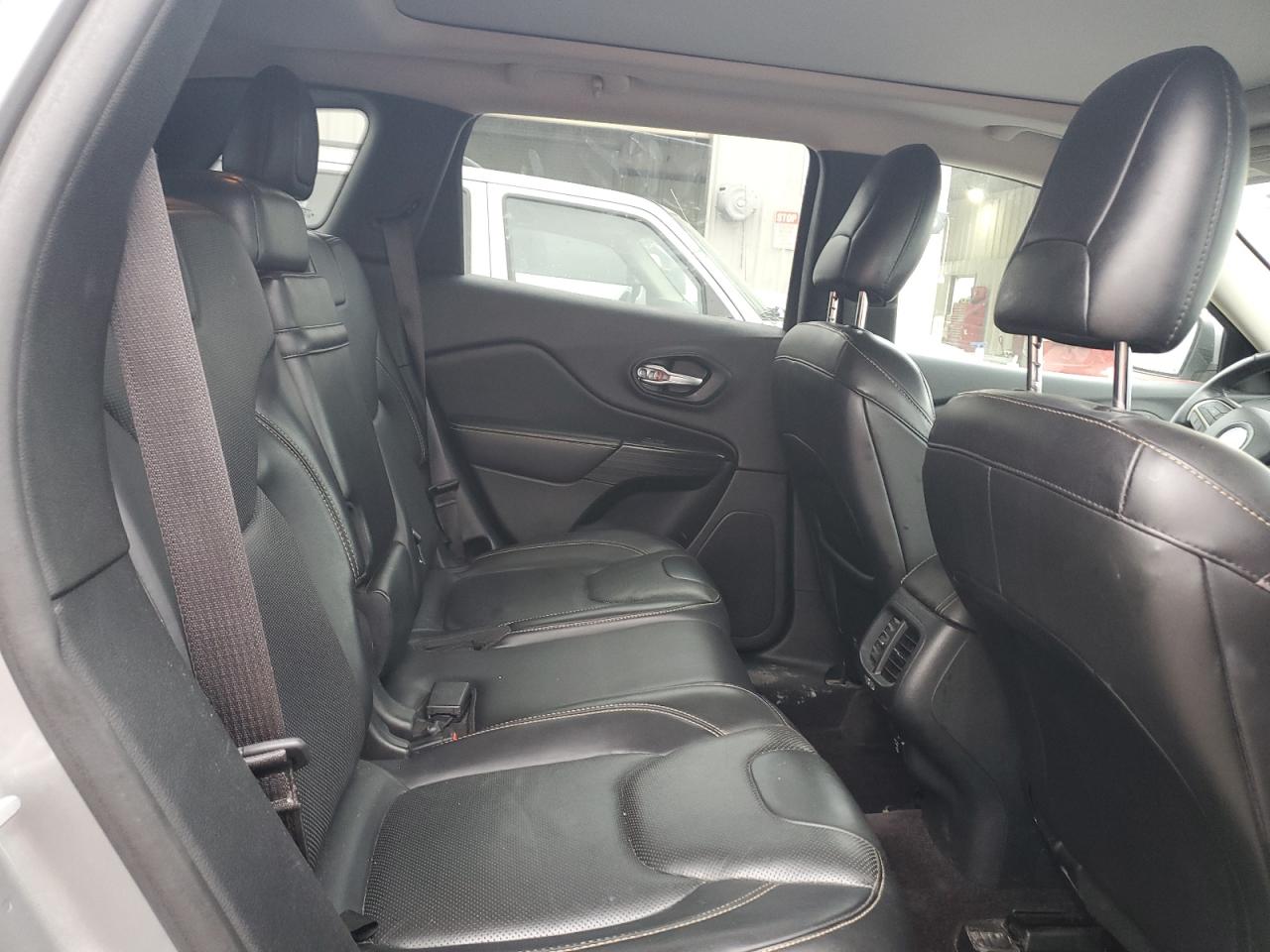 2016 Jeep Grand Cherokee - Image 11
