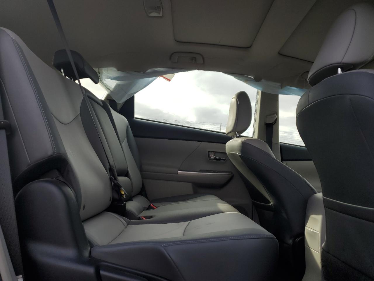 2015 Toyota Prius - Image 11