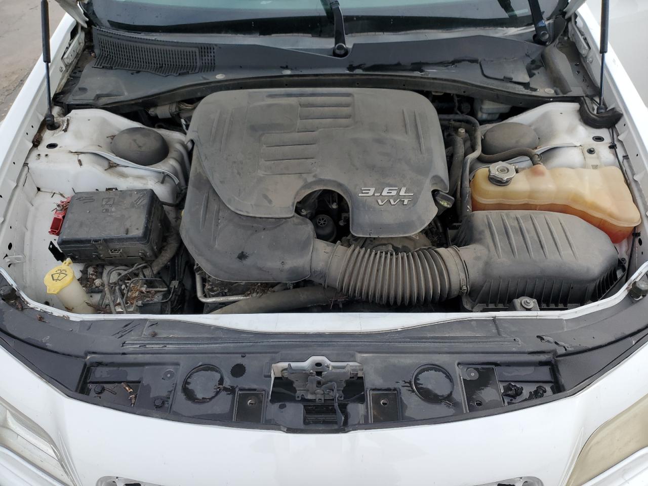 2014 Chrysler 300 - Image 11