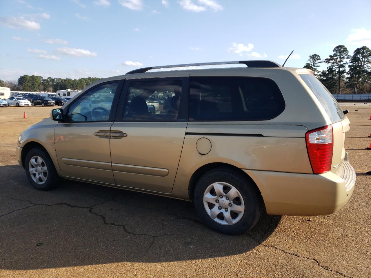 2010 Kia Sedona - Image 2