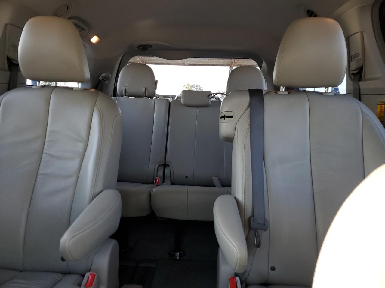 2014 Toyota Sienna - Image 10