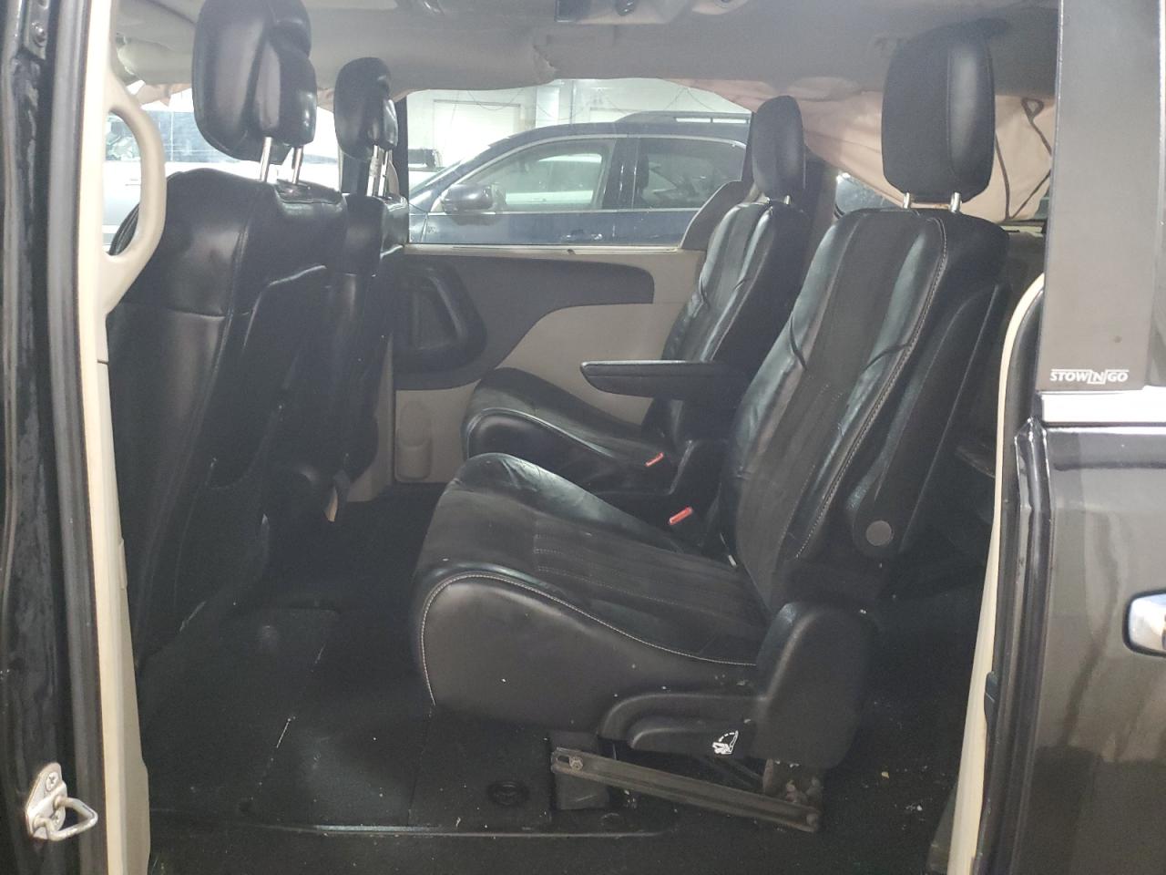 2014 Chrysler Town & Country - Image 11